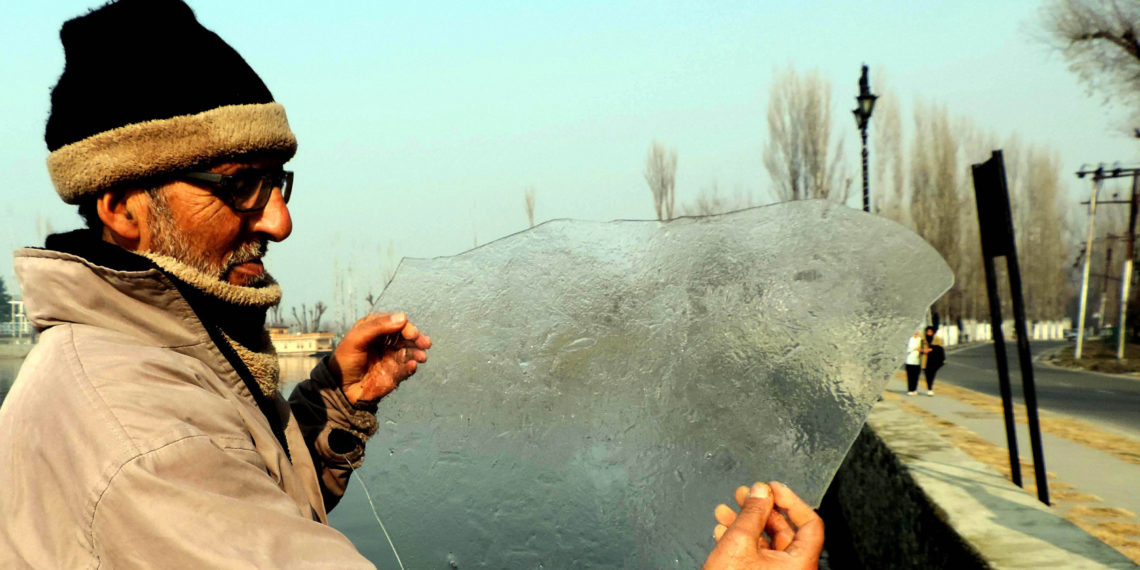 شبانہ درجہ حرارت میں نمایاں گراوٹ کی وجہ سے جھیل ڈل کا پانی منجمد۔۔۔(فوٹو /ساحل میر)