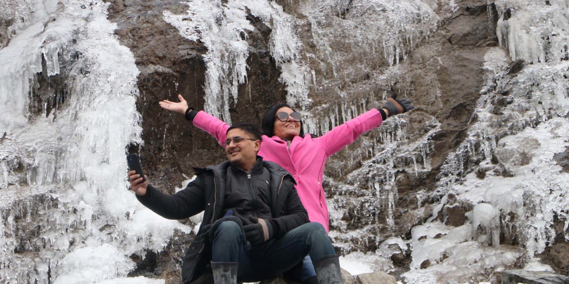 سونہ مرگ میں سیاح برف سے لطف اندوز ہونے کے بیچ تصویر کنچھواتے ہوئے۔۔۔۔۔(فوٹو /ساحل میر)