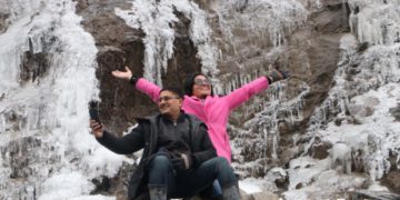 سونہ مرگ میں سیاح برف سے لطف اندوز ہونے کے بیچ تصویر کنچھواتے ہوئے۔۔۔۔۔(فوٹو /ساحل میر)