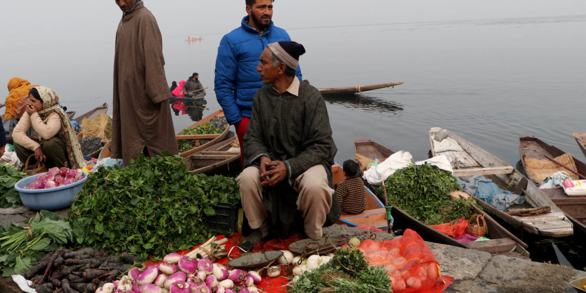 جھیل ڈل میں شکارا پر مقامی خریداروں کیلئے مختلف قسم کی سبزیاں دستیاب۔۔۔(فوٹو /ساحل میر)
