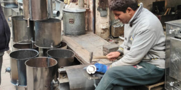 شہر کے مائسمہ علاقہ میں کاریگر کوئلہ پر چلنے والی بخاری تیار کرتے ہوئے۔۔۔۔(فوٹو /ساحل میر)