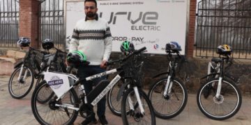 کرو الیکٹرک نے پورے شہر میں 12 ڈاکنگ اسٹیشنوں کے ذریعے کرائے کی بنیاد پر ای بائیک خدمات شروع کی :تصویر/ ندا صادق ملک