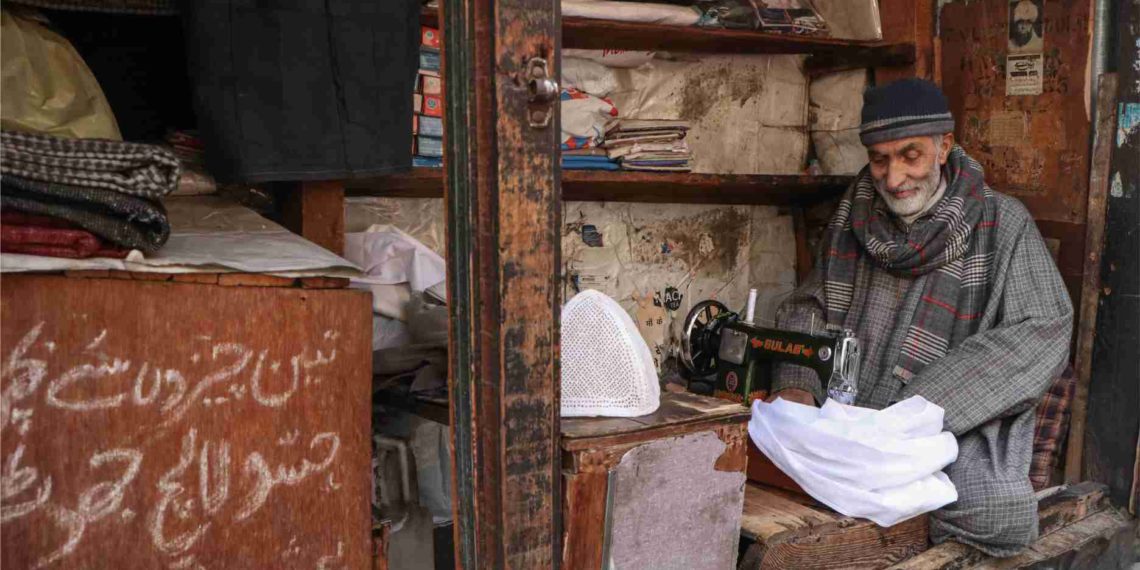 مہاراج گنج کے محمد یوسف نامی درزی کشمیر کی روایتی ٹوپی بنانے میں مصروف۔۔۔(فوٹو /ندا ملک)