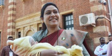 این سی پی ایم ایل اے نے نوزائیدہ بچے کے ساتھ اسمبلی اجلاس میں شرکت کی