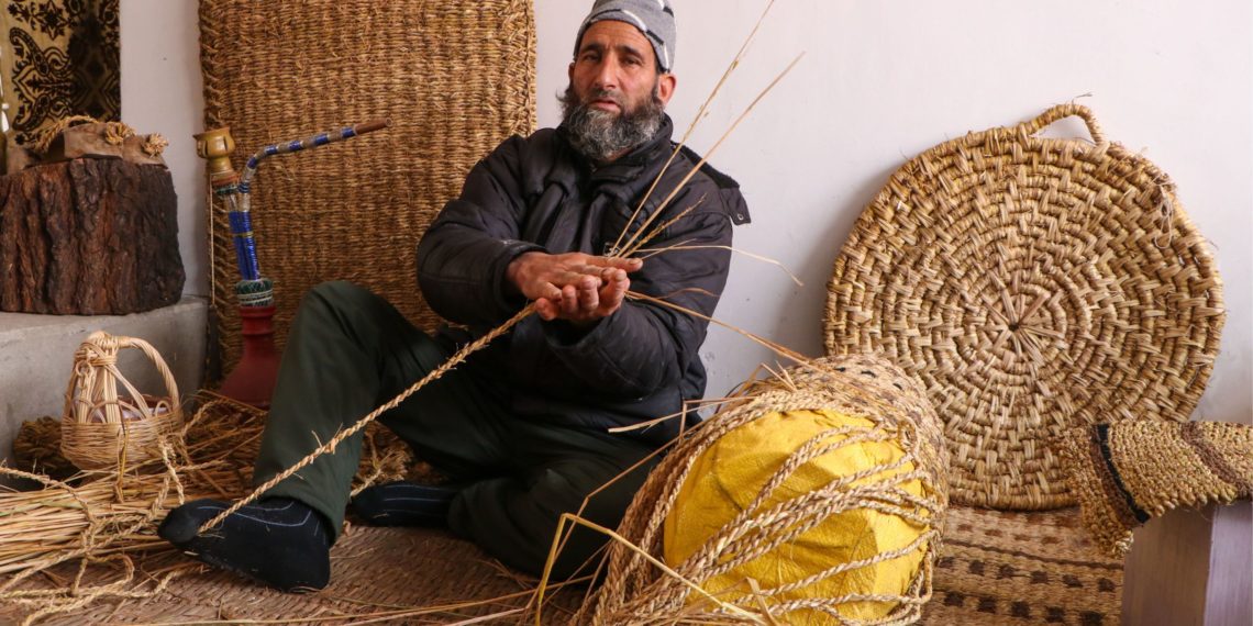 کشمیری کاریگر قدیمی چپل یعنی پل ہور کو تیار کرتے ہوئے۔۔۔۔۔۔۔(فوٹو /ندا ملک)