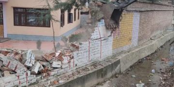 اننت ناگ میں مبینہ طور سرکاری اراضی پر تعمیر ایک جنگجو کے مکان کی توسیعی دیوار مسمار