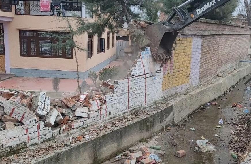 اننت ناگ میں مبینہ طور سرکاری اراضی پر تعمیر ایک جنگجو کے مکان کی توسیعی دیوار مسمار