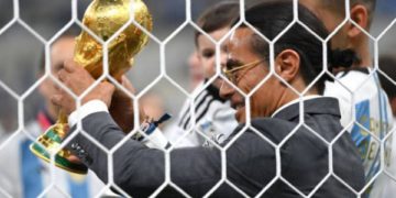 فیفا نے ٹرافی کے انعقاد کے لیے شیف سالٹ بی کی غیر ضروری رسائی کا جائزہ لیا