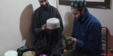 دو کشمیری دوست روایتی سوزنی ٹوپیاں آن لائن بیچ کر منافع کما رہے ہیں