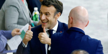 تنقید کے باوجود میکرون فٹ بال سے محبت کے لیے قطر واپس آ گئے