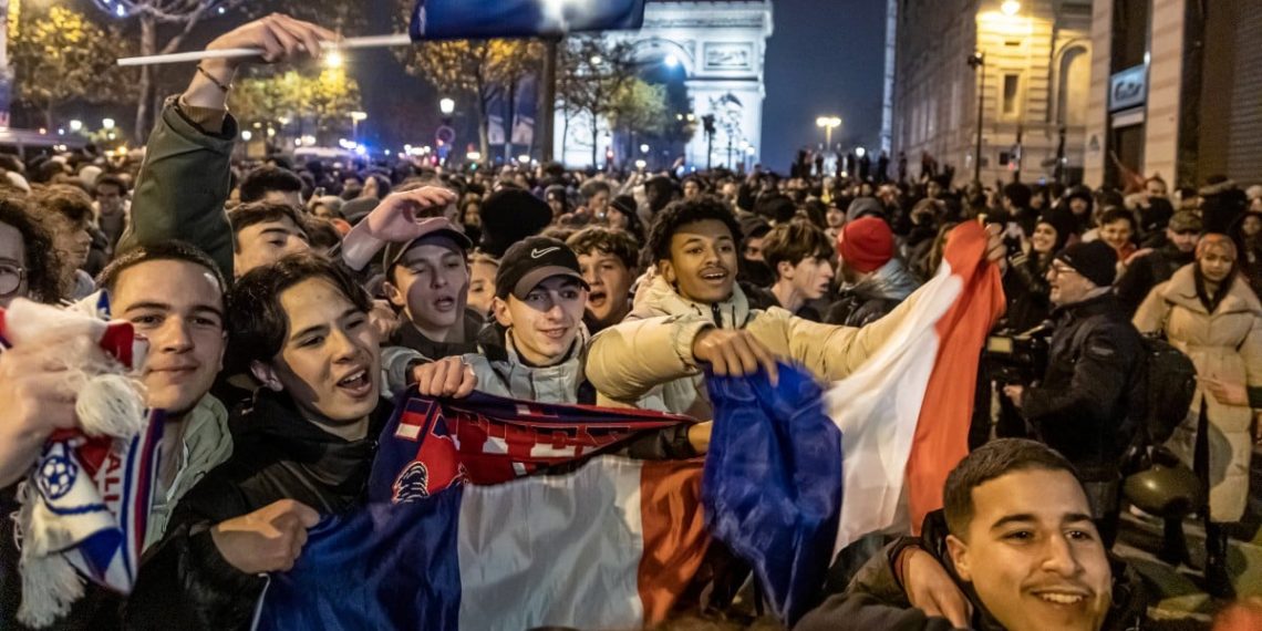 فرانسیسی پولیس نے فٹبال شائقین کے خلاف آنسو گیس کا استعمال کیا