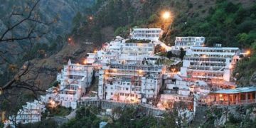 سال نو کی آمد کے پیش نظر کٹرہ میں واقع شری ماتا ویشنو دیوی مندر پر عقیدت مندوں کا بھاری رش