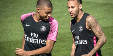 Kylian Mbappe اس وقت فٹ بال کی دنیا میں سب سے زیادہ گرم امکان ہے، خاص طور پر قطر ورلڈ کپ کے فائنل میں ارجنٹائن کے خلاف شاندار ہیٹ ٹرک کے بعد (اگرچہ ہارنے کی وجہ سے)۔ وہ اس سیزن میں پیرس سینٹ جرمین کے لیے 20 میچوں میں 19 گول اور پانچ اسسٹ کے ساتھ، اور حال ہی میں ختم ہونے والے فیفا ورلڈ کپ میں آٹھ گول کے ساتھ دیر سے سرخ رنگ کی شکل میں ہیں۔ 24 سالہ فرانسیسی اسٹرائیکر نے گزشتہ موسم گرما میں PSG کے ساتھ ایک نیا معاہدہ کیا تھا، جس سے ان تمام قیاس آرائیوں کو ختم کر دیا گیا تھا کہ وہ ریال میڈرڈ چلے جائیں گے۔ اس کا 25-2024 سیزن کے آخر تک لا لیگا سائیڈ کے ساتھ معاہدہ ہے۔ تاہم، ایک ہسپانوی میڈیا آؤٹ لیٹ OK Diario نے اطلاع دی ہے کہ Mbappe نے کلب کے سامنے تین شرائط رکھی ہیں اگر وہ اسے رہنا چاہتے ہیں۔ رپورٹ کے مطابق ان میں سب سے اہم بات یہ ہے کہ پی ایس جی کو نیمار کو رہا کرنا چاہیے۔ Mbappe اور برازیلی اسٹار کے درمیان گرم اور سرد تعلقات رہے ہیں، نیمار کا ماننا ہے کہ سابقہ ​​کھلاڑی کلب کے اس اقدام کا ذمہ دار تھا کہ وہ اسے مانچسٹر سٹی اور چیلسی کو فروخت کرنے کی کوشش کرے۔ یہ دونوں اگست میں مونٹ پیلیئر کے خلاف ٹیم کی 5-2 سے جیت کے دوران ایک پنالٹی پر بھی گر گئے تھے، اور نیمار ستمبر میں جووینٹس کے خلاف 2-1 سے جیت کے دوران گیند کو پاس نہ کرنے پر ایمباپے سے ناراض تھے۔ مطلع شدہ اختلافات کے باوجود، دونوں کے پاس لیگ 1 چیمپئنز کے مقابلوں میں 21 میچوں میں 21 گول اور آٹھ اسسٹس کی مشترکہ تعداد ہے۔ نیمار نے 2017 میں عالمی ریکارڈ یورو 222 ملین کے معاہدے میں بارسلونا سے پی ایس جی میں شمولیت اختیار کی۔ برازیلین فٹنس مسائل کی وجہ سے گزشتہ پانچ سیزن میں لیس پیرسئنز کے لیے 104 میچز سے باہر ہو چکے ہیں۔ Mbappe کی دوسری شرط مینیجر کرسٹوف گالٹیر کو زینڈین زیڈان سے تبدیل کرنا ہے، جو اس وقت کلب کے بغیر ہیں۔ Mbappe کی آخری شرط ٹوٹنہم ہاٹ پور کے اسٹرائیکر اور انگلینڈ کے کپتان ہیری کین کا دستخط ہے۔ دلچسپ بات یہ ہے کہ ریال میڈرڈ نے، قبل ازیں Mbappe کی طرف سے مسترد کیے جانے کے بعد، مبینہ طور پر، اس اقدام پر صرف اس صورت میں نظر ثانی کرنے کا فیصلہ کیا ہے جب فرانسیسی کھلاڑی خود PSG چھوڑ دے یا کلب سے دور ہونے پر مجبور ہو جائے۔ کیا Mbappe کی تین شرائط اس سمت میں ایک قدم ہیں؟ صرف وقت ہی بتائے گا.