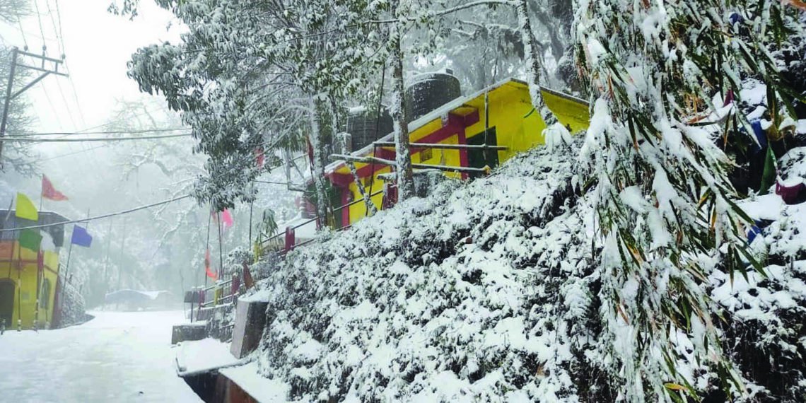 کشمیر میں غیر موسمی برف باری سے معمولات زندگی متاثر