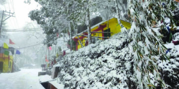 کشمیر میں غیر موسمی برف باری سے معمولات زندگی متاثر