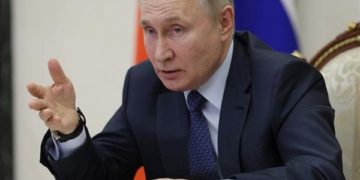 پوتن کا یوکرین میں تمام اہداف پورے کرنے کا عزم ماسکو، 22 دسمبر (یو این آئی) روسی صدر ولادیمیر پوتن نے یوکرین میں تمام اہداف پورے کرنے کا عزم دہرایا۔ تفصیلات کے مطابق ماسکو میں روسی وزارتِ دفاع کے ہیڈ کوارٹرز دفاعی سربراہان کے اجلاس سے خطاب کے دوران روسی صدر نے کہا روس یوکرین میں اپنی فوجی مہم کے تمام اہداف کو پورا کرے گا۔ ہیڈکوارٹرز میں نئے اور جدید ہتھیاروں کی نمائش کا اہتمام بھی کیا گیا، روسی صدر پیوٹن نے ڈرونز، ایس یو ویز، بکتر بند اور نائٹ وِژن آلات دیکھے۔ روسی صدر نے کہا کہ نیٹو کے تقریبا تمام ممالک کی فوجی طاقت روس کے خلاف استعمال ہوئی ہے، نیٹو کا فوجی اتحاد روس کے خلاف اپنی پوری صلاحیتوں کا بھر پور استعمال کر رہا ہے۔ بدھ کے روز انھوں نے کہا کہ روسی فوج کو یوکرین میں درپیش مسائل سے سبق سیکھنا چاہیے اور ان کو حل کرنا چاہیے، پیوٹن نے وعدہ کیا کہ یوکرین جنگ کو دس مہینے پورے ہو رہے ہیں، فوج کو یہ جنگ آگے لے جانے کے لیے جس چیز کی ضرورت ہوگی وہ فراہم کی جائے گی۔ روسی صدر نے کہا کہ ہمارے پاس فنڈنگ کی کوئی کمی نہیں ہے، ملک اور حکومت وہ سب کچھ فراہم کر رہے ہیں جو فوج مانگتی ہے۔ پیوٹن نے دفاعی سربراہان سے خطاب میں فوج کو درپیش کئی مسائل کے حوالے سے کہا کہ فوج کو تعمیری تنقید پر توجہ دینی چاہیے۔