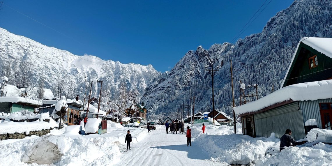 گگن گیر سونہ مرگ میں لوگ برف سے لپٹی سڑکوں پر نقل و حرکت کرتے ہوئے۔۔۔۔فوٹو؛ساحل میر