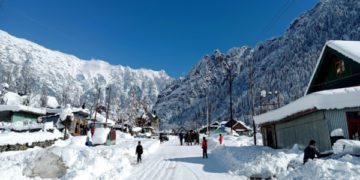 گگن گیر سونہ مرگ میں لوگ برف سے لپٹی سڑکوں پر نقل و حرکت کرتے ہوئے۔۔۔۔فوٹو؛ساحل میر