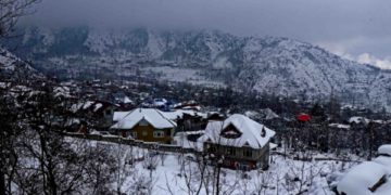 تازہ برفباری کے بعد سرینگر کے رہائشی مکانات برف سے ڈھکے ہوئے۔۔۔۔۔فوٹو؛ساحل میر