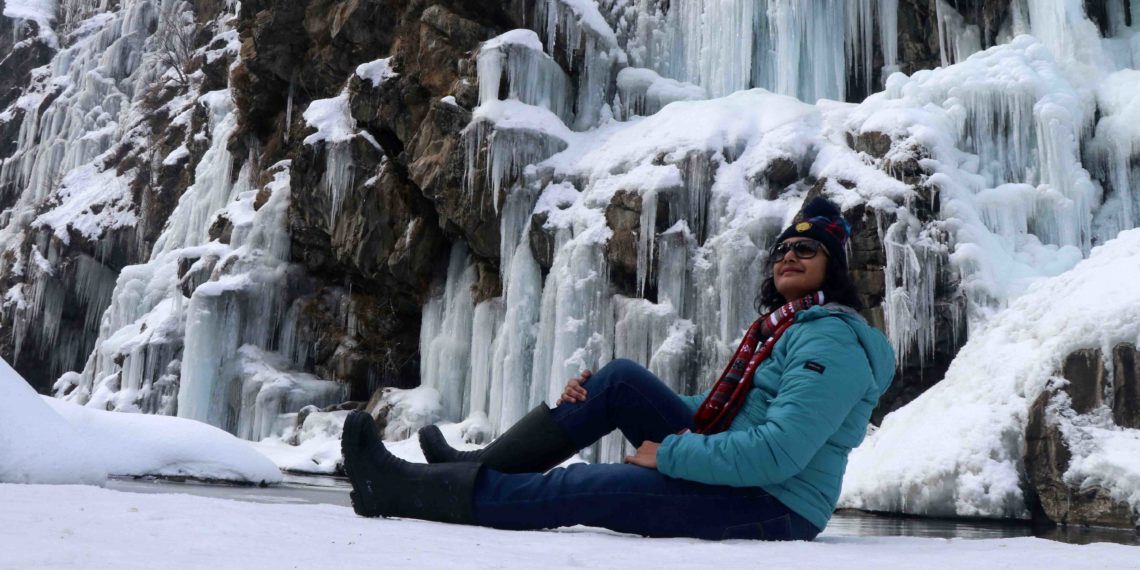 ٹنگمرگ میں منجمد درنگ آبشار کے سامنے سیاح تصویر لیتے ہوئے۔۔۔فوٹو؛ساحل میر