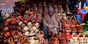 پہاڑی ضلع شوپیان میں برفباری کے بیچ شہری کانگڑیاں فروخت کرتے ہوئے۔۔۔۔فوٹو؛ساحل میر