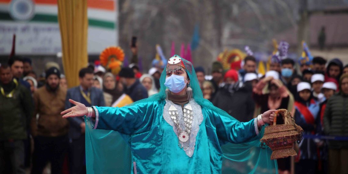 یوم جمہوریہ کی تقریب کے دوران بچی کانگڑی اور کشمیری لباس زیب تن کئے ہوئے۔۔۔فوٹو؛ساحل میر