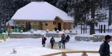 نئے سال کی آمد کے موقعہ پر غیر ریاستی سیاح گلمرگ میں مزہ لیتے ہوئے۔۔۔۔(فوٹو /ساحل میر)