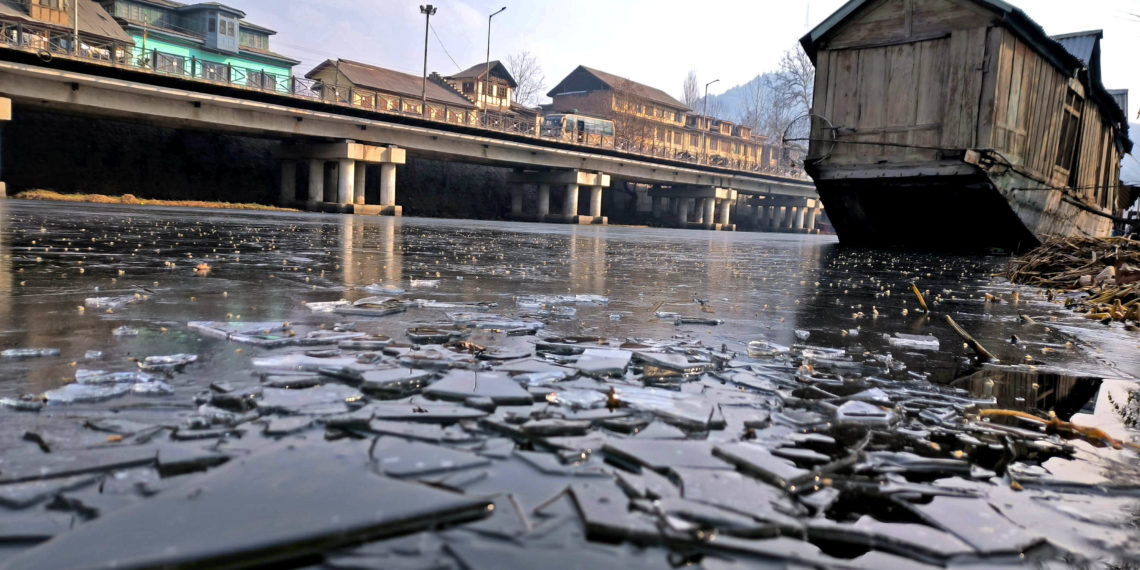 چلہ کلان کی سخت ٹھنڈ کے بیچ جھیل ڈل کے منجمد حصے کا ایک منظر۔۔۔(فوٹو /ساحل میر)