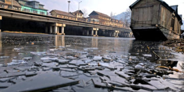 چلہ کلان کی سخت ٹھنڈ کے بیچ جھیل ڈل کے منجمد حصے کا ایک منظر۔۔۔(فوٹو /ساحل میر)