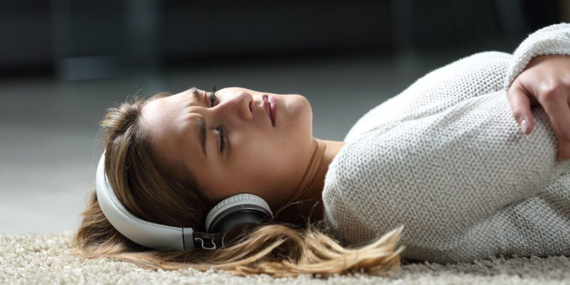 اداس موسیقی سننا اداسی کے وقت کیوں مدد کرتا ہے؟