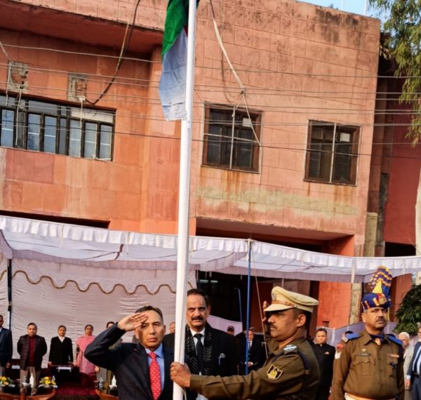 قائم مقام چیف جسٹس نے ہائی کورٹ جموں وِنگ میں قومی پرچم لہرایا