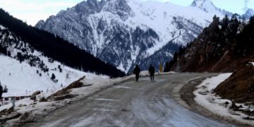 سیاحتی مقام سونہ مرگ کا تازہ برفباری کے بعد کا خوبصورت منظر۔۔۔۔(فوٹو /ساحل میر)