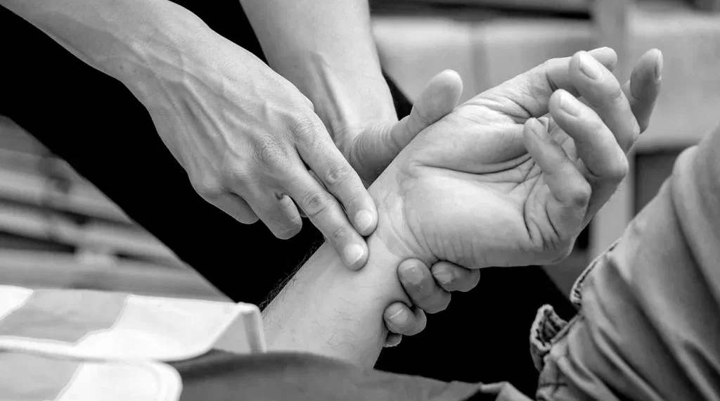 ہندوارہ میں ایک ہی کنبے کے چار افراد کو اپنے کمرے میں بے ہوش پائے گئے