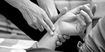 ہندوارہ میں ایک ہی کنبے کے چار افراد کو اپنے کمرے میں بے ہوش پائے گئے