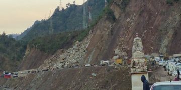 قومی شاہراہ پر تودے گرنےآنےکے باعث ٹریفک معطل