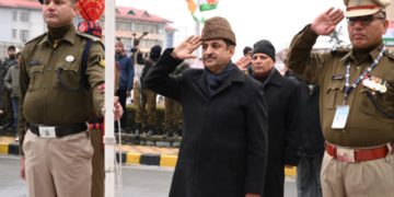  جسٹس وِنود چٹر جی کول نے ہائی کورٹ وِنگ سری نگر میں قومی پرچم لہرایا