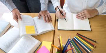 ناقص خواندگی کے حامل افراد کو زیادہ ذہنی صحت کے مسائل کا سامنا کرنا پڑتا ہے۔