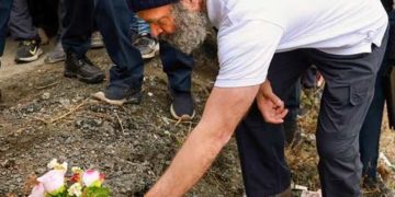 راہل گاندھی نے پلوامہ دہشت گردانہ حملے میں مارے گئے سی آر پی ایف جوانوں کو خراج عقیدت پیش کیا