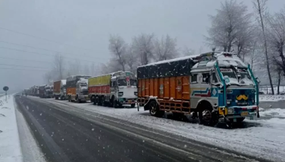 وادی کشمیر کا بیرونی دنیا کے ساتھ زمینی و فضائی رابطہ ایک روز بعد بحال