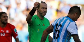 فٹ بال میں پہلا سفید کارڈ دکھایا گیا۔ یہاں اس کا کیا مطلب ہے