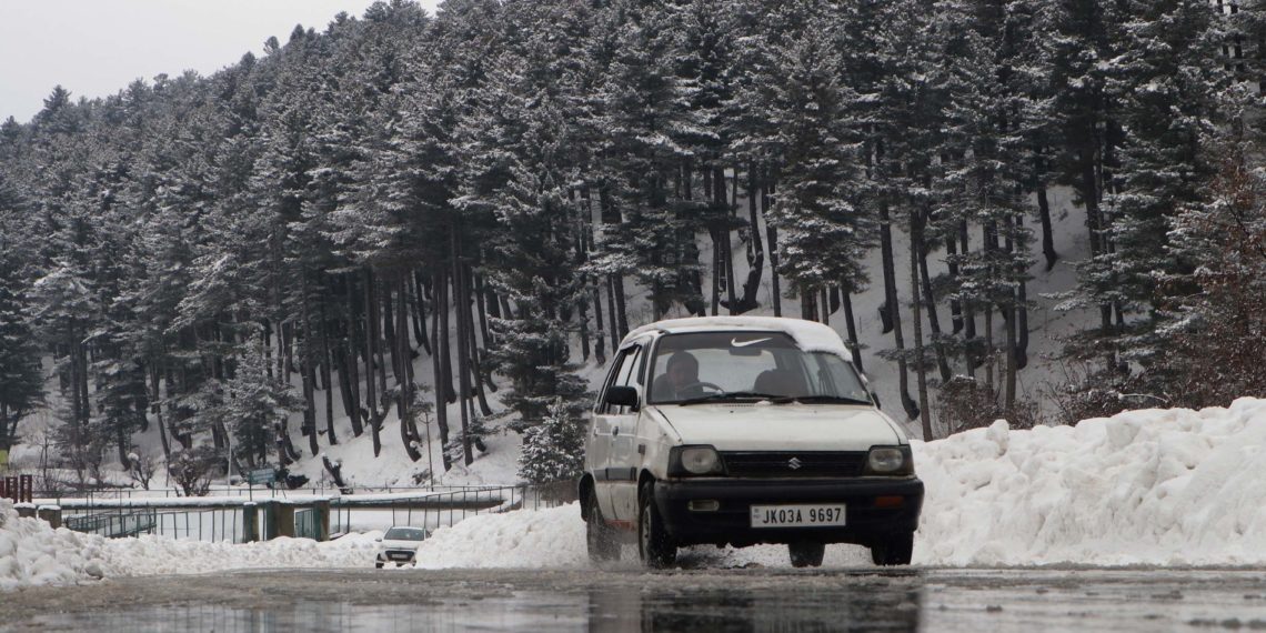 پہاڑی ضلع شوپیان میں برفیلی سڑک پر گاڑی منزل کی اور رواں دواں۔۔۔فوٹو؛ساحل میر