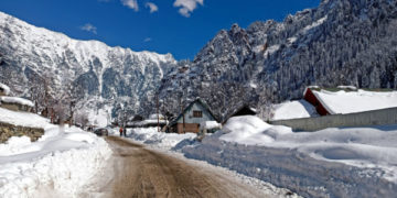 تازہ برفباری کے بعد گگن گیر سونہ مرگ کا خوبصورت نظارہ۔