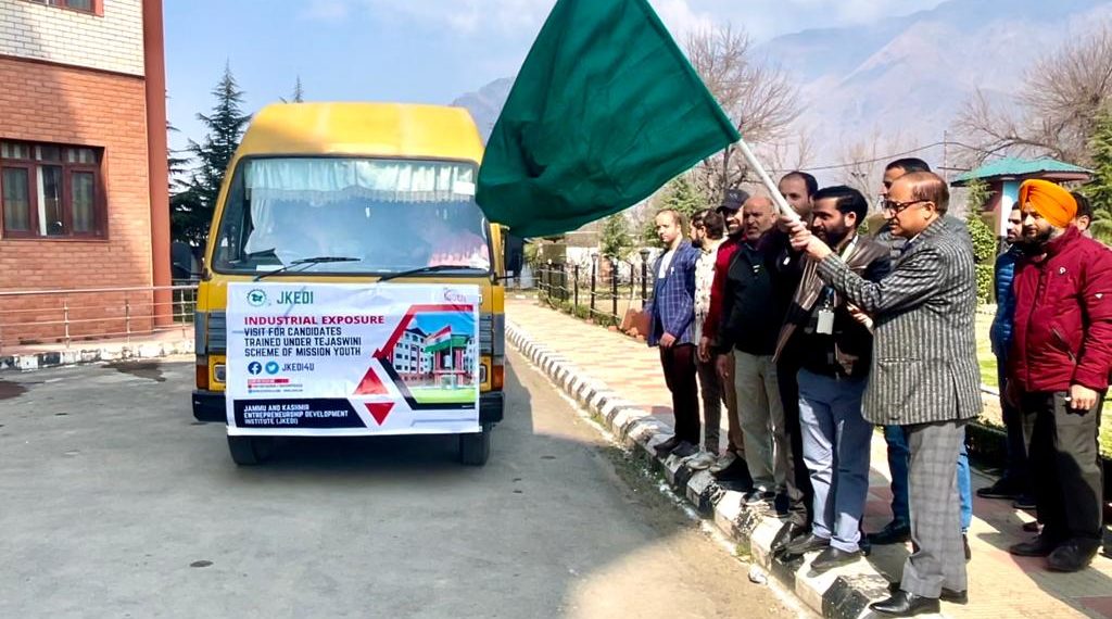 ڈائریکٹر JKEDI نے صنعتی نمائش کے دورے پر خواتین ٹرینیوں کے ایک بیچ کو جھنڈی دکھا کر روانہ کیا