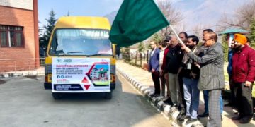 ڈائریکٹر JKEDI نے صنعتی نمائش کے دورے پر خواتین ٹرینیوں کے ایک بیچ کو جھنڈی دکھا کر روانہ کیا