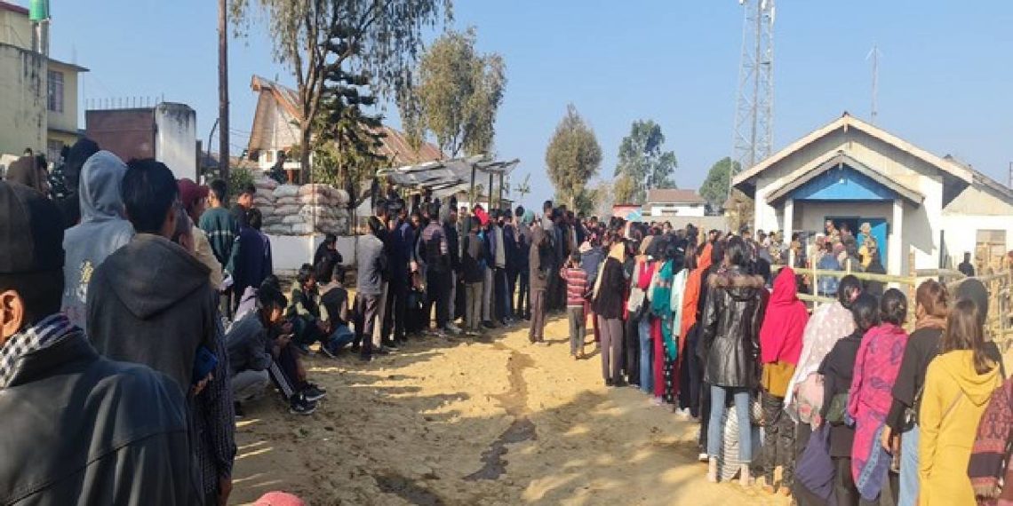 پلوامہ میں مقتول کشمیری پنڈت کی آخری رسومات سینکڑوں لوگوں کی شرکت