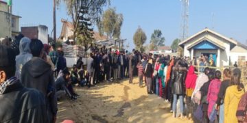 پلوامہ میں مقتول کشمیری پنڈت کی آخری رسومات سینکڑوں لوگوں کی شرکت