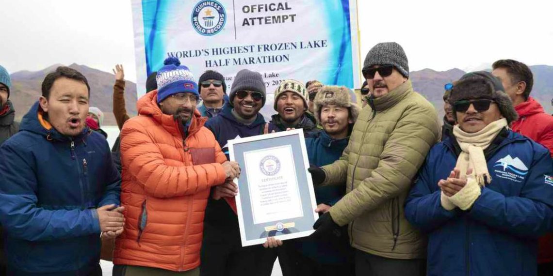 لداخ نے پینگونگ تسو میں 21 کلومیٹر طویل منجمد جھیل میراتھن کا گنیز ورلڈ ریکارڈ قائم کیا
