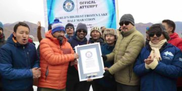 لداخ نے پینگونگ تسو میں 21 کلومیٹر طویل منجمد جھیل میراتھن کا گنیز ورلڈ ریکارڈ قائم کیا