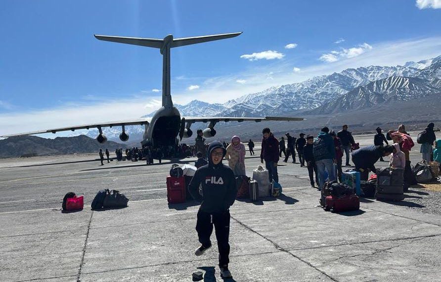 جموں و کشمیر اور لداخ میںپھنسے ہوئے 275 مسافروں کو ایئر لفٹ کیا گیا