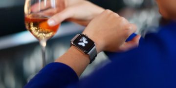 کیا سمارٹ گھڑیاں اور دیگر فٹنس ٹریکرز اچھے سے زیادہ نقصان پہنچا سکتے ہیں؟